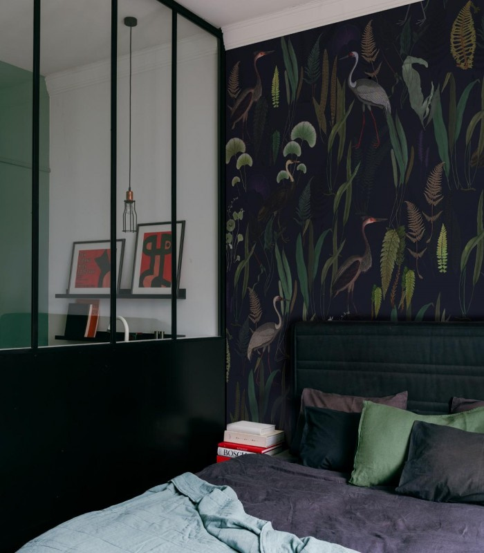 Tapeta Calm Heron Navy na ścianie za łóżkiem - aranżacja sypialni