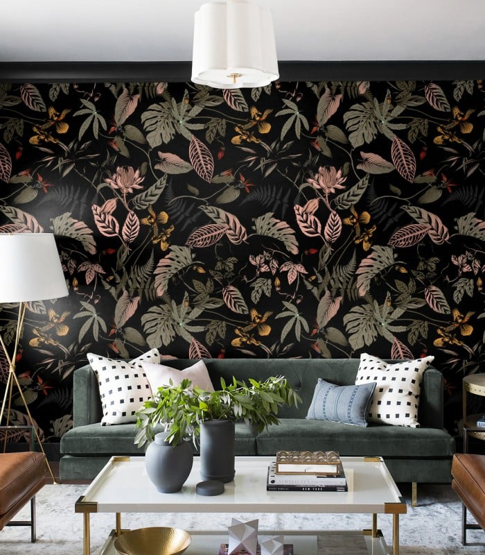 Tapeta Dream Garden Wallcolors w aranżacji salonu na ciemnym tle z motywem roślinnym