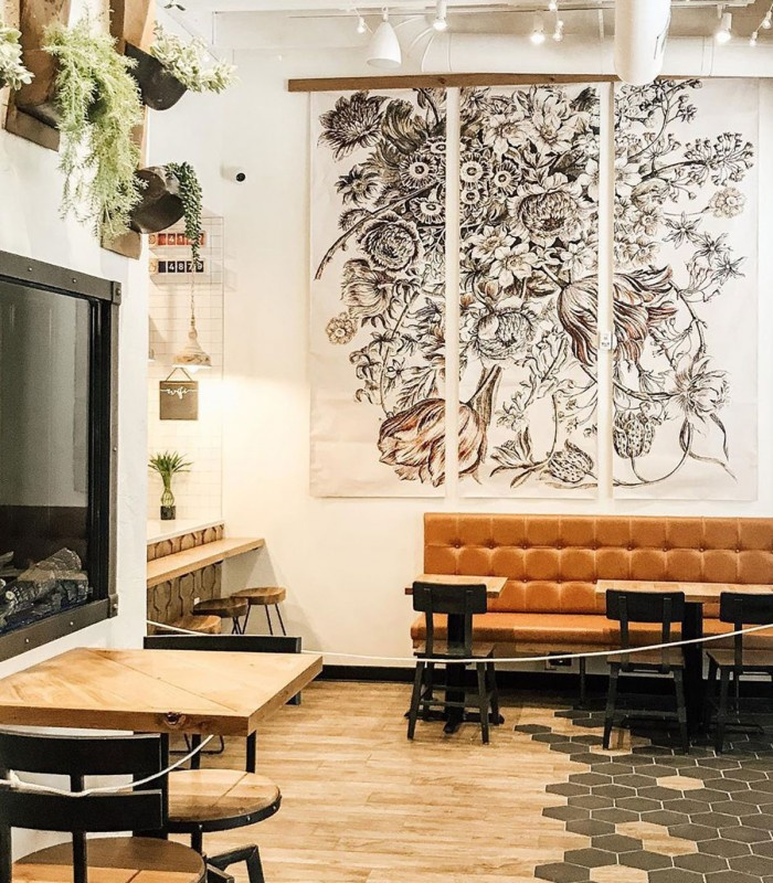 Tapeta Floral Poem jako dekoracja ściany z półką na książki i akcesoria