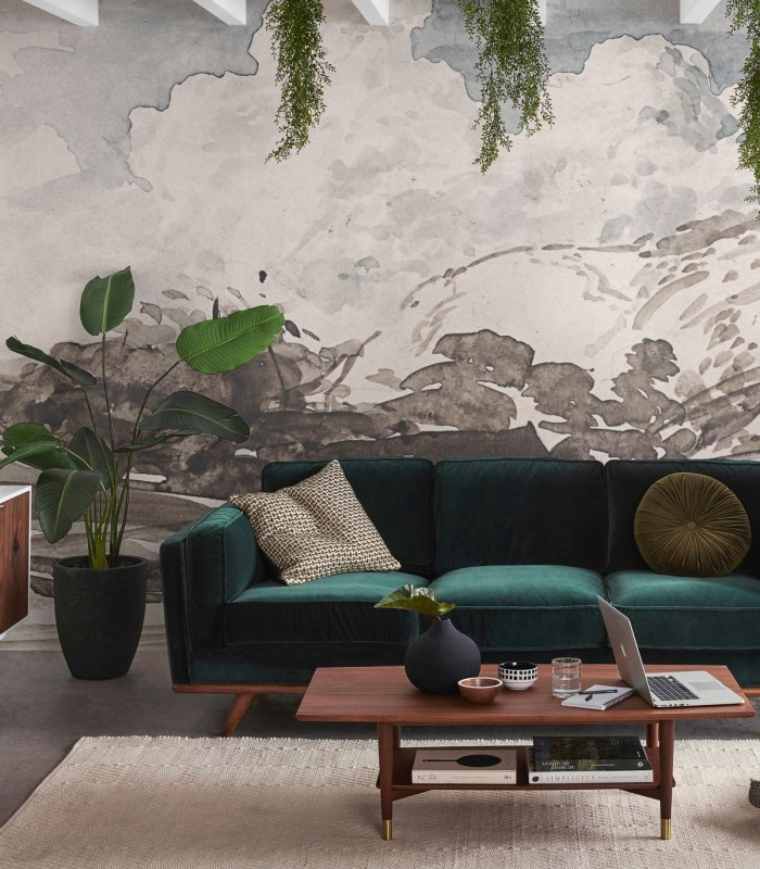 Tapeta Cloudy Wallcolors w salonie z zieloną sofą – pejzaż akwarelowy na ścianie