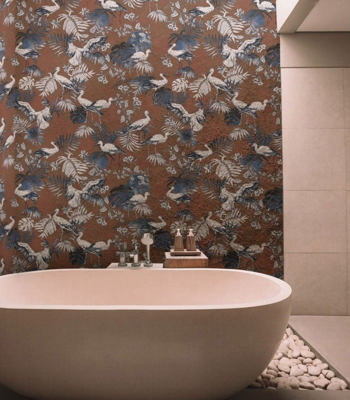 Tapeta Storks Red Wallcolors w łazience z wolnostojącą wanną