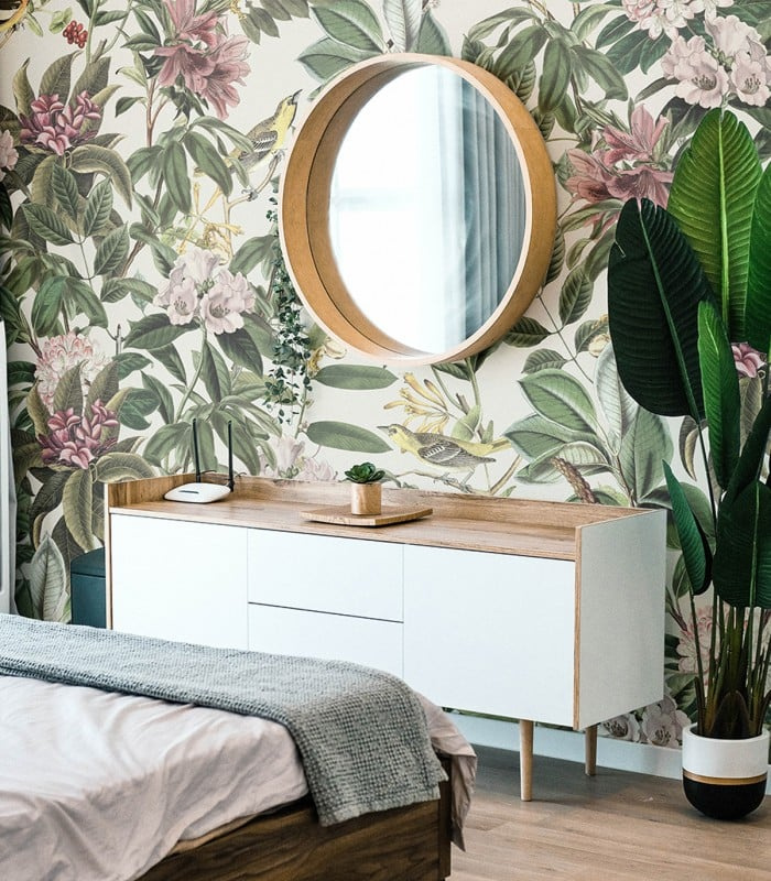 Tapeta Eden Wallcolors na ścianie z komodą i lustrem – aranżacja sypialni