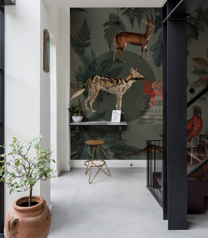 Tapeta Khaki w nowoczesnym salonie z dużym przeszkleniem