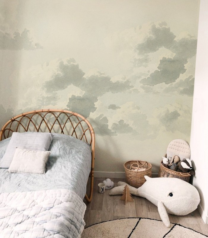 Tapeta Skylight Wallcolors w pokoju dziecięcym – delikatne chmury na ścianie