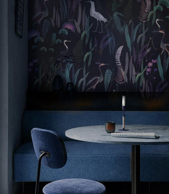 Tapeta Calm Heron Purple Wallcolors w jadalni