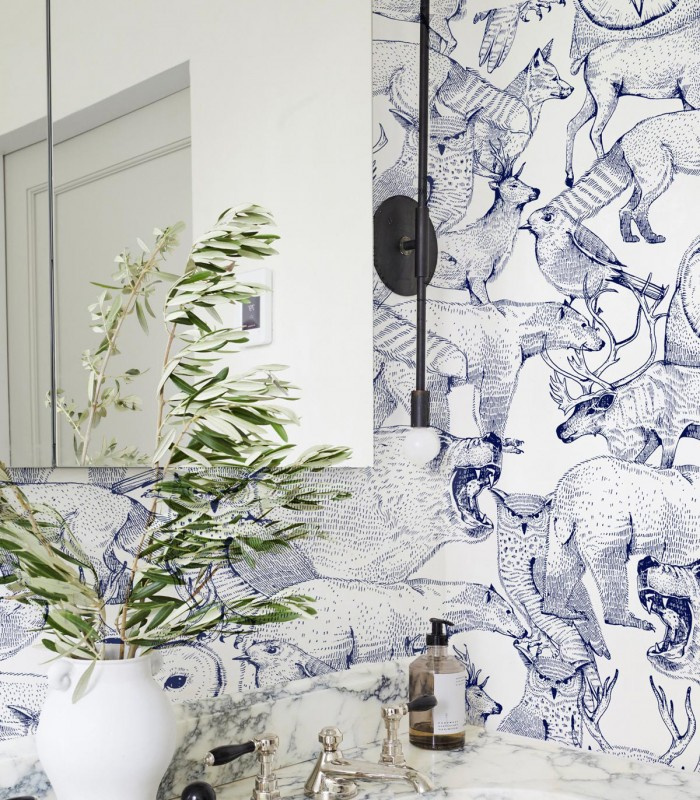 Tapeta Forest Frends w łazience – granatowe zwierzęta na jasnym tle