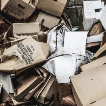 R14391 One Man’s Trash (Is Another Man’s Treasure) - Fototapeta RebelWalls