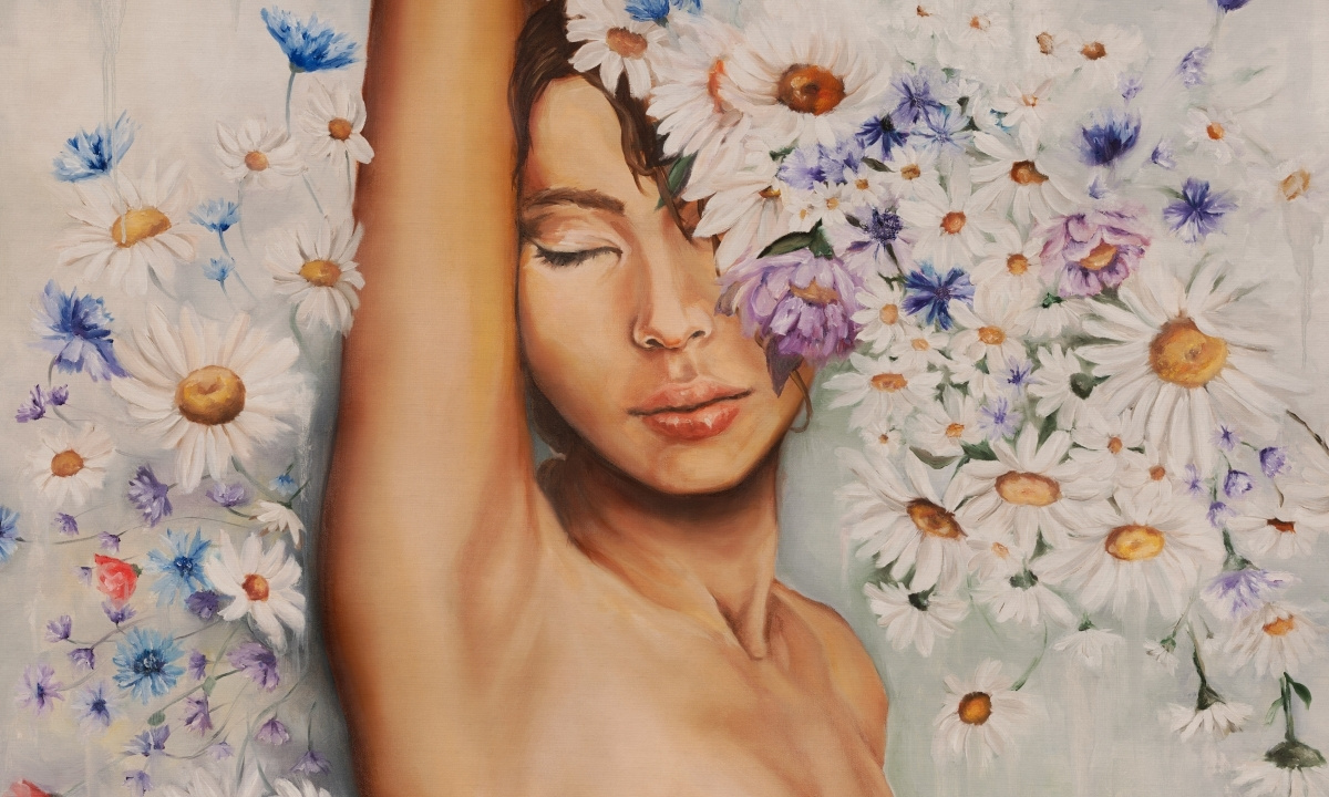 tapeta artystyczna panoramiczna do sypialni – motyw kobiecy wśród margaretek
