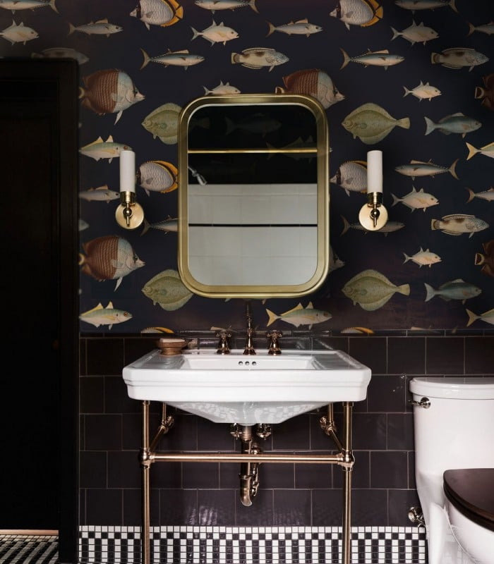 Tapeta Under the Sea w eleganckiej łazience z mosiężną armaturą