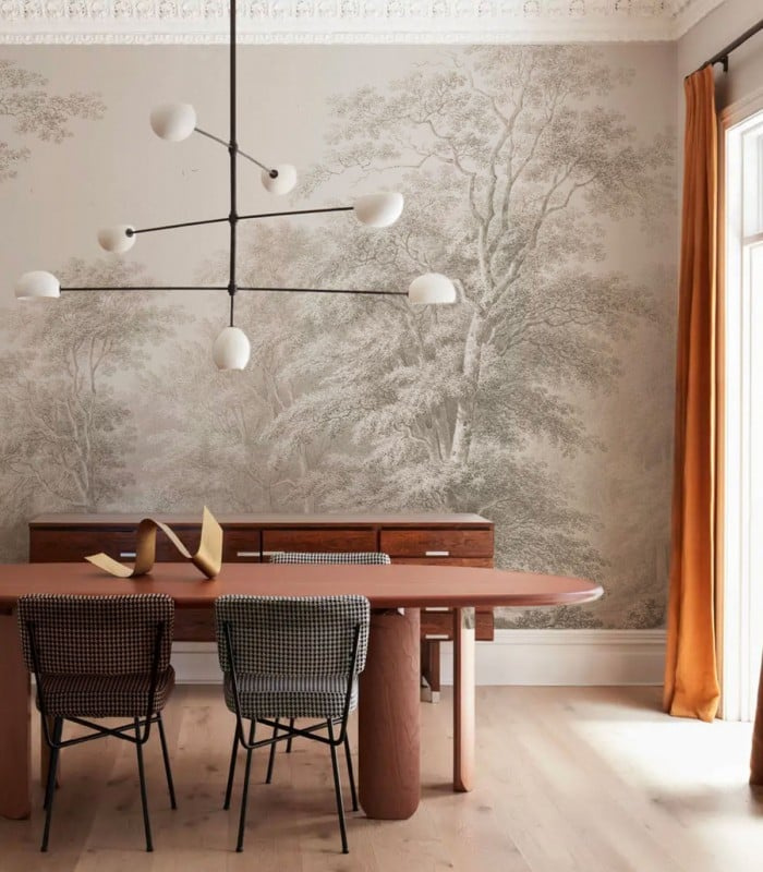 Tapeta Watercolor Grove Beige Wallcolors aranżacja salonu z motywem lasu w odcieniach beżu