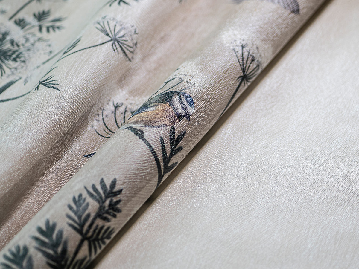 Zbliżenie struktury materiału tapety ptaki na kwiatach Kerebi WallCraft 775312301