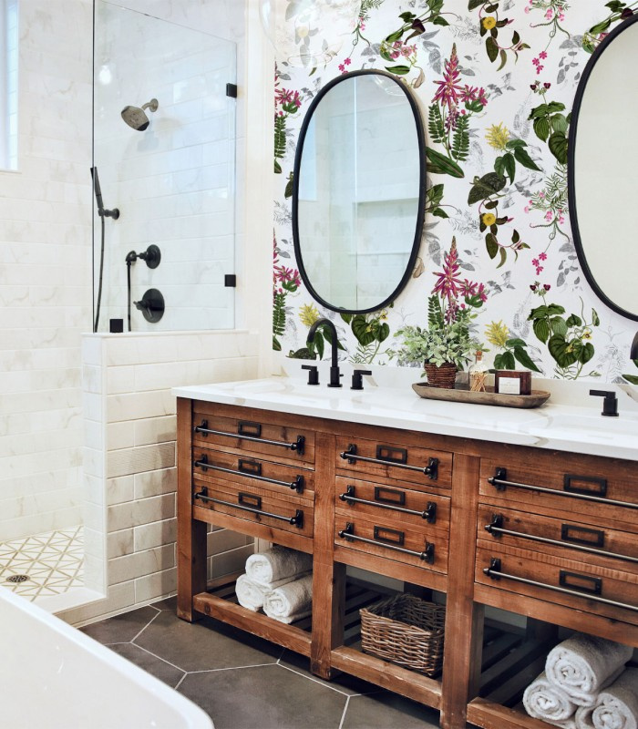 Tapeta Beautiful Blossom Wallcolors w łazience z drewnianą szafką