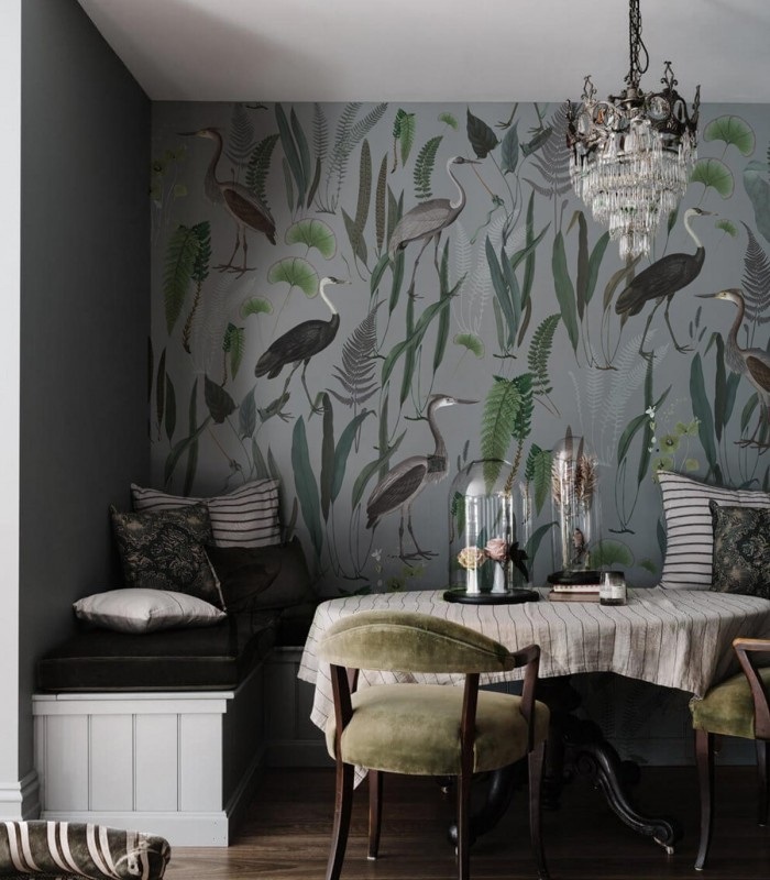 Tapeta Calm Heron Mint Wallcolors na ścianie w eleganckiej jadalni