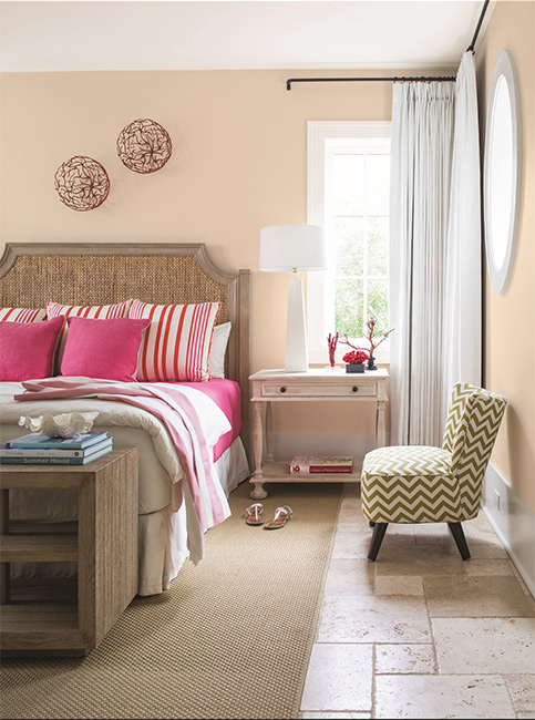Sypialnia w modnych kolorach Benjamin Moore, ściany kolor z palety OffWhite OC-75 Pristine, ościeżnice oraz sufit kolor OC69 White Opulance