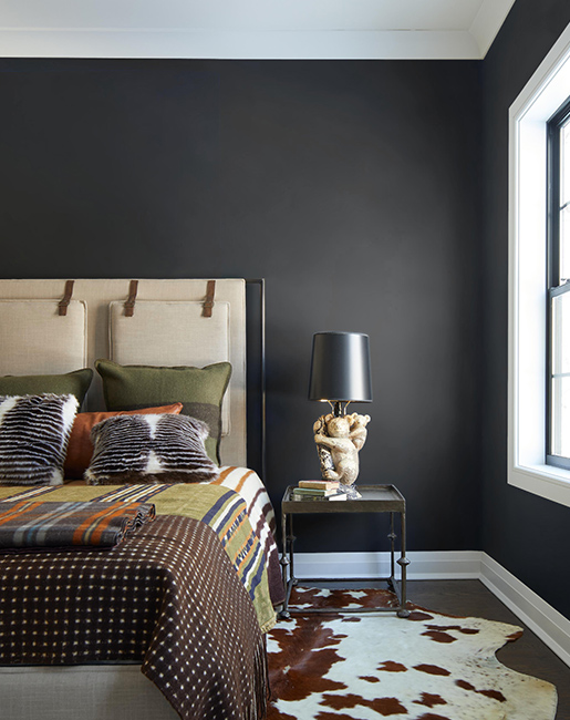 Sypialnia w modnych kolorach czerni od Benjamin Moore, ściany kolor 2128-10, futryny oraz sufit OC-65