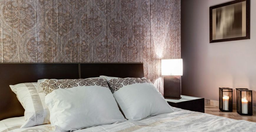 Jakie tapety i dekoracje pasują do sypialni w stylu romantycznym?