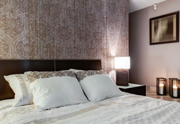 Jakie tapety i dekoracje pasują do sypialni w stylu romantycznym?